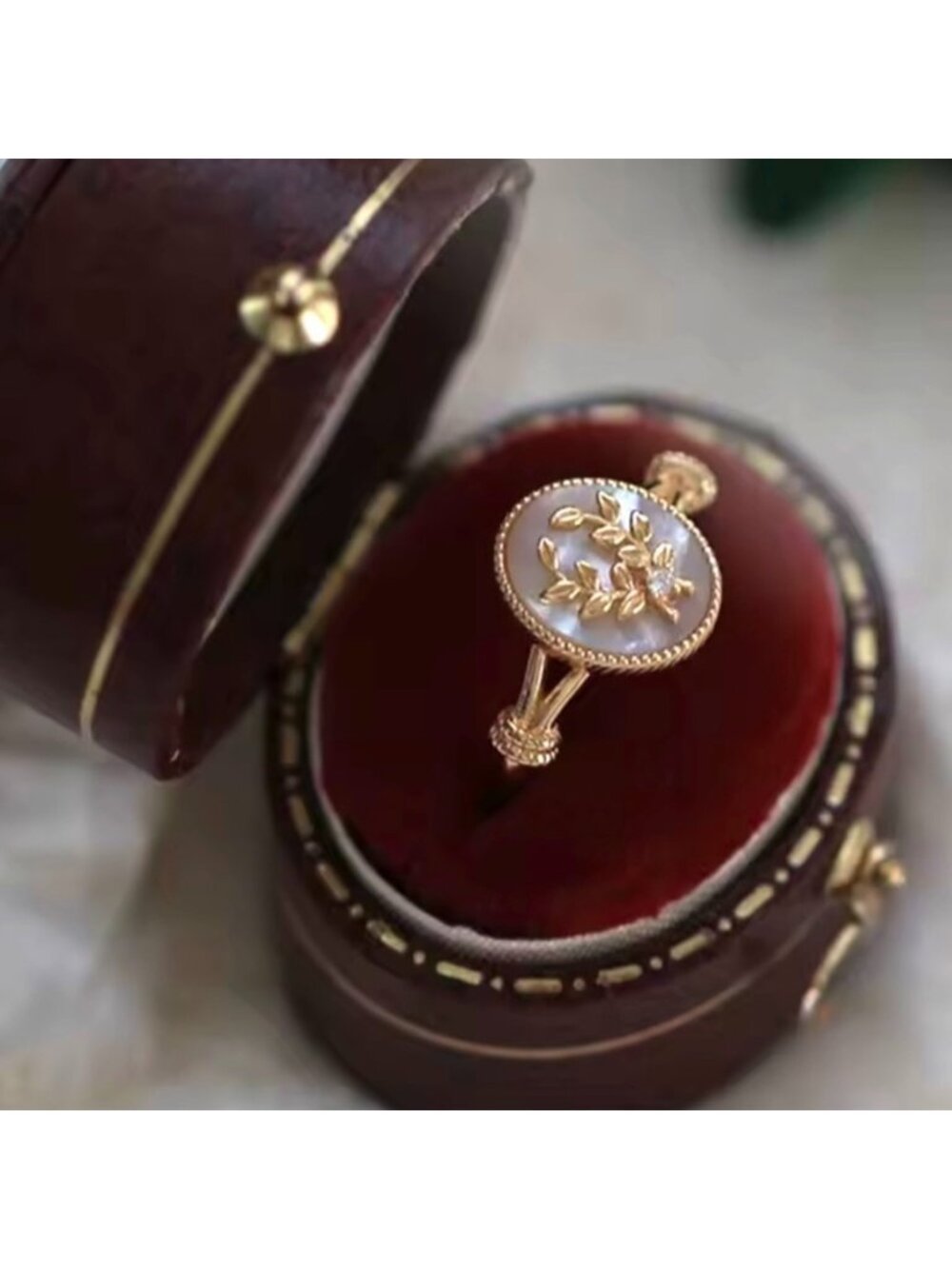 NEW Vintage Style Medallion Ring Sz 8 14K Plated Enamel Leaf Retro